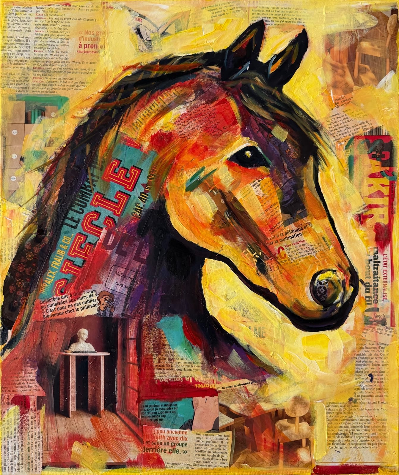 Tête de cheval expressive de profil sur fond jaune, mêlée de coupures de presse et de typographie ; un petit buste blanc sur une table d'atelier en bas à gauche.