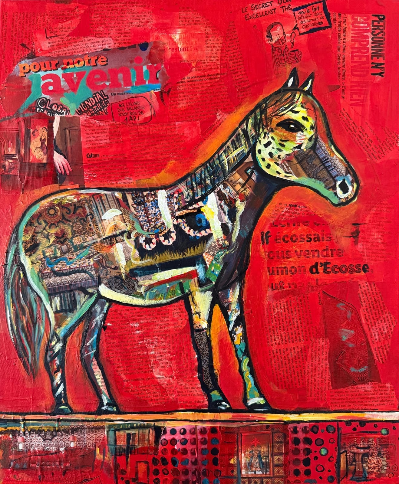 Cheval debout en profil sur fond rouge vermillon, corps composé de fragments de presse et de motifs textiles.