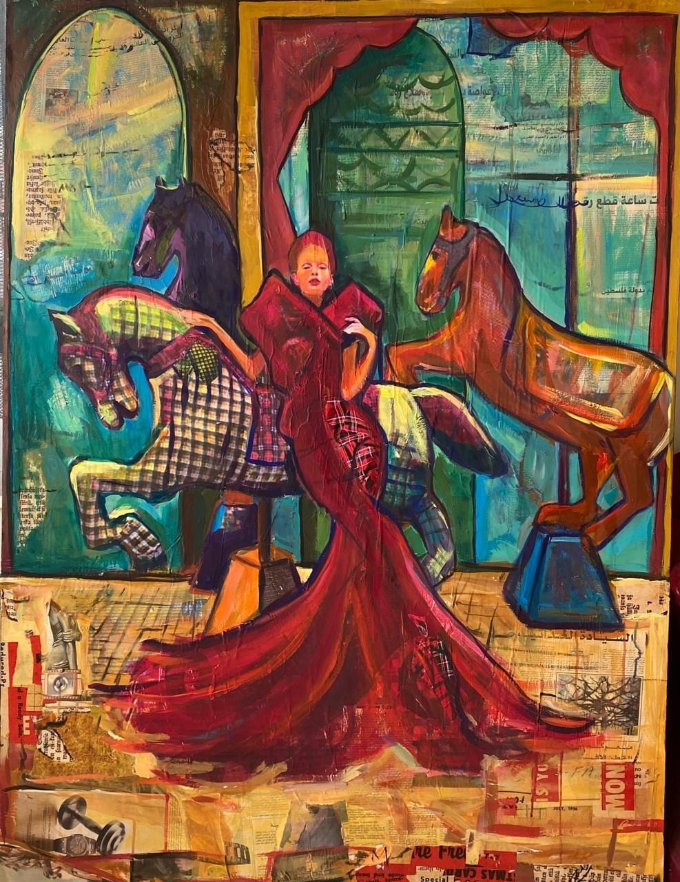 Figure en robe rouge debout entre deux chevaux de carrousel, fond turquoise, sol en fragments de presse.